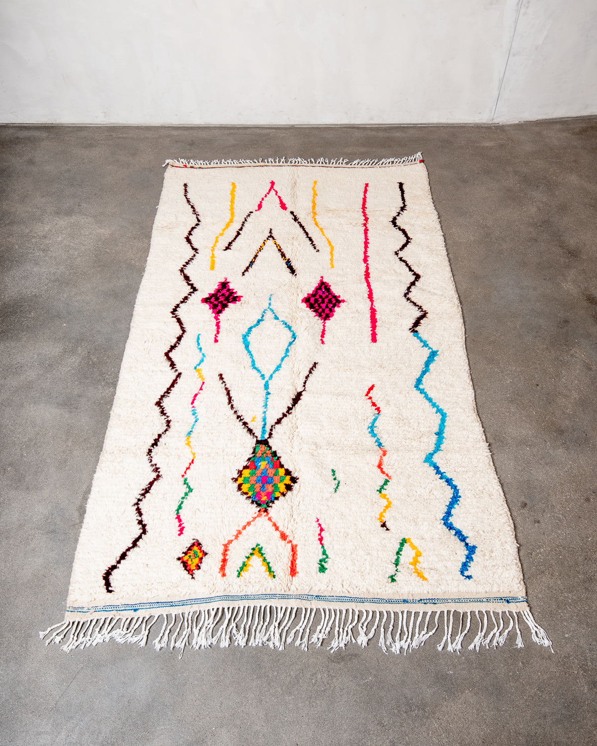 Modern designer handcrafted Berber rug from Morocco. Azilal rug with beautiful colors and patterns. Made of sheep’s wool and colourful cotton.